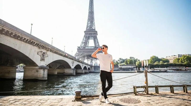 travel photo examples for dating profile pictures men showing interesting locations with clear face visibility